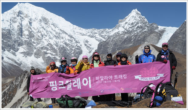 한국유방암환우회 합창단팀과 서울대학교암병원 의료진, 왼쪽에서 3번째 노동영 서울대학교암병원장